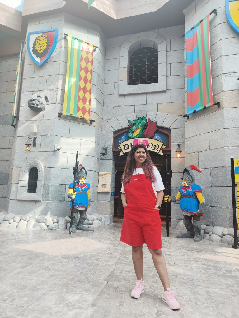 What Theme park outfits to wear at the Dubai theme parks FT. Motiongate Dubai | Fashionmate | Latest Fashion Trends in India