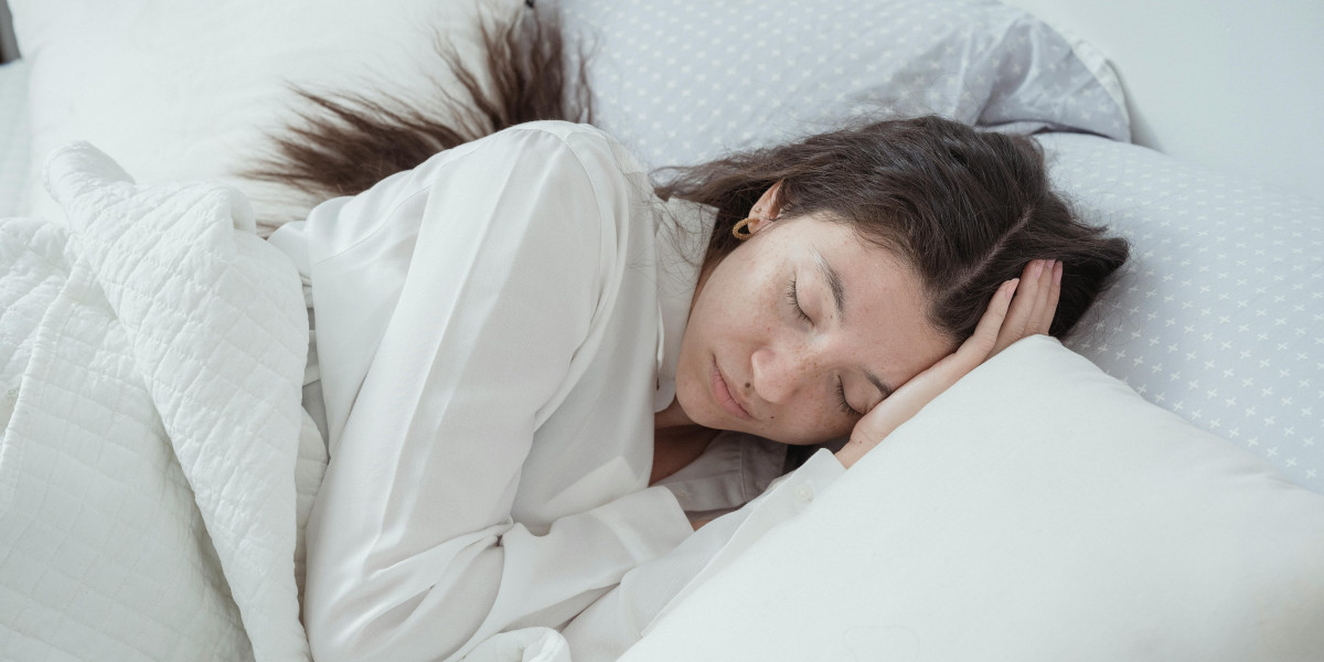 How Sleeping Without a Pillow Affects Your Health and Sleep Patterns