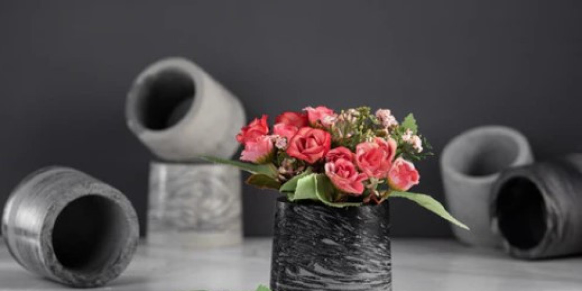 Why Buying Planters and Gardening Accessories Online is the Smart Choice