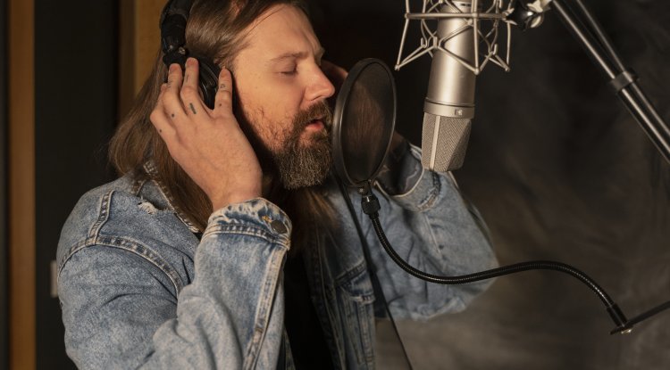 How Movie Preview Voice Over Artists Capture a Film’s Essence in 30 Seconds? - Crunch Basic