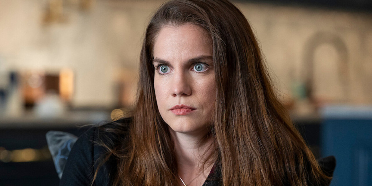 Anna Chlumsky - Playing Vivian Kent in Inventing Anna