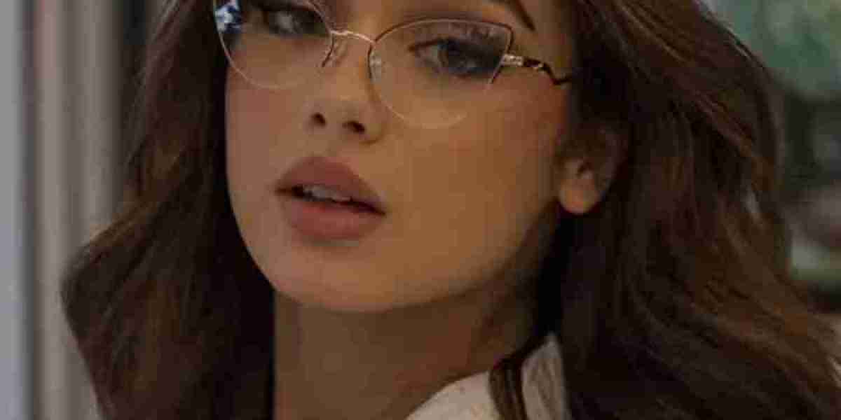 Cat Eye Glasses: The Ultimate Fashion Trend in 2025