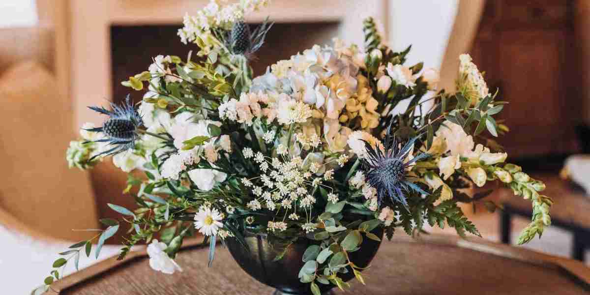 The Art of Designing Traditional vs. Modern Christmas Floral Arrangements