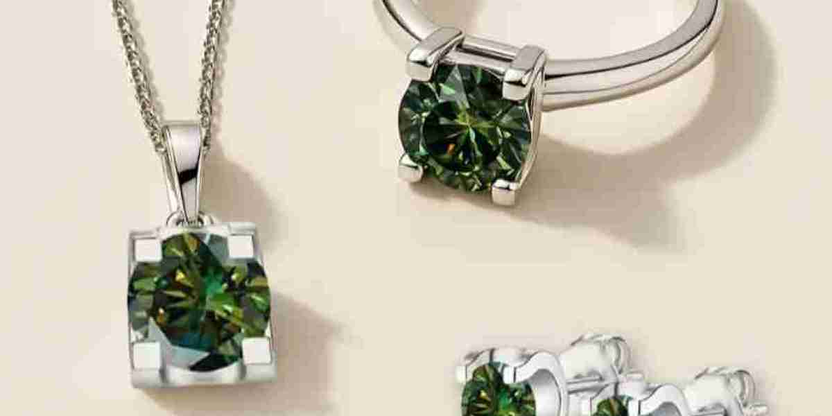 Diamond vs Moissanite Side by Side: Which Gem Is Right for You?