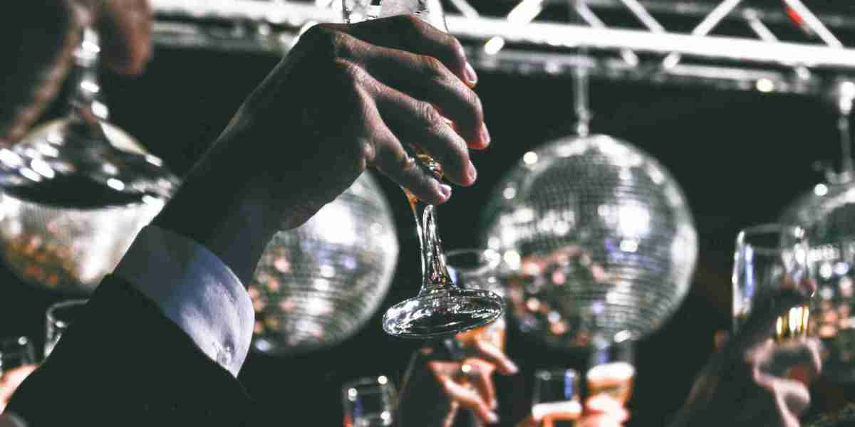 How a Dry Hire Bartender Elevates Weddings and Special Occasions